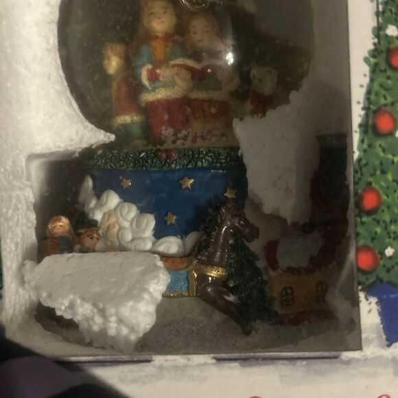 Vintage holiday workshop 100MM musical snow globe (5873) - Picture 10 of 10